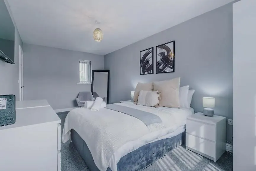 Lux 3 Bed 10 Mins From Centre - Parking & Netflix