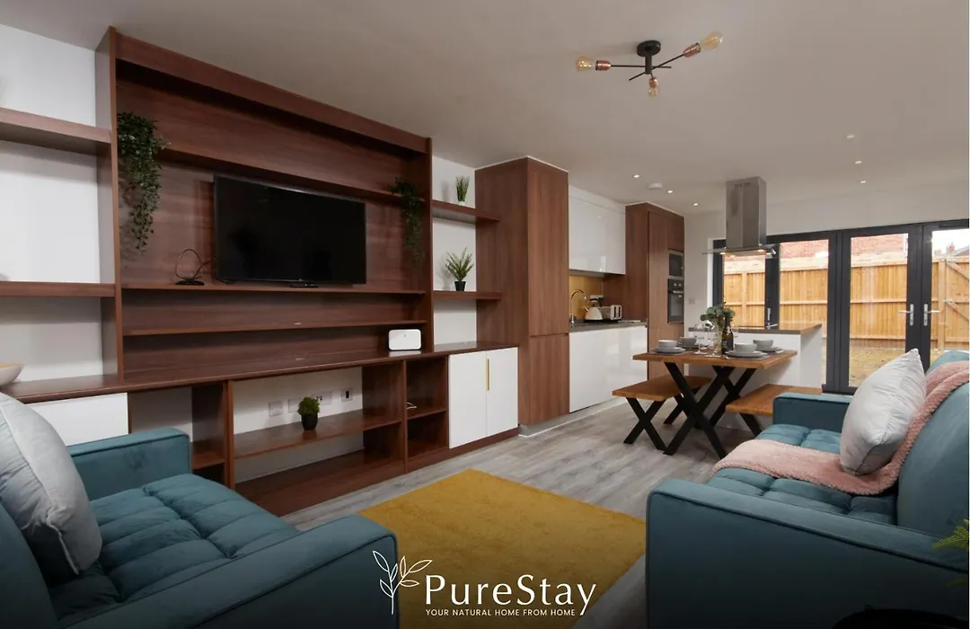 Stunning 5 Bed House With Parking By Purestay Short Lets & Serviced Holiday home