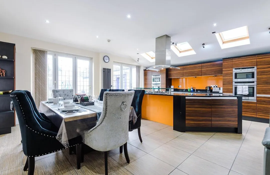 Luxurious Suburban 6 Bedroom 3 Bathroom Home * Mánchester