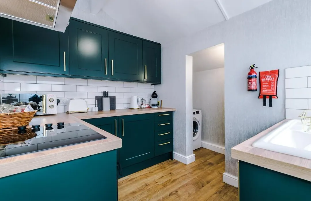 3 Bed Property, Upto 8 Guests Near Centre Ferienhaus