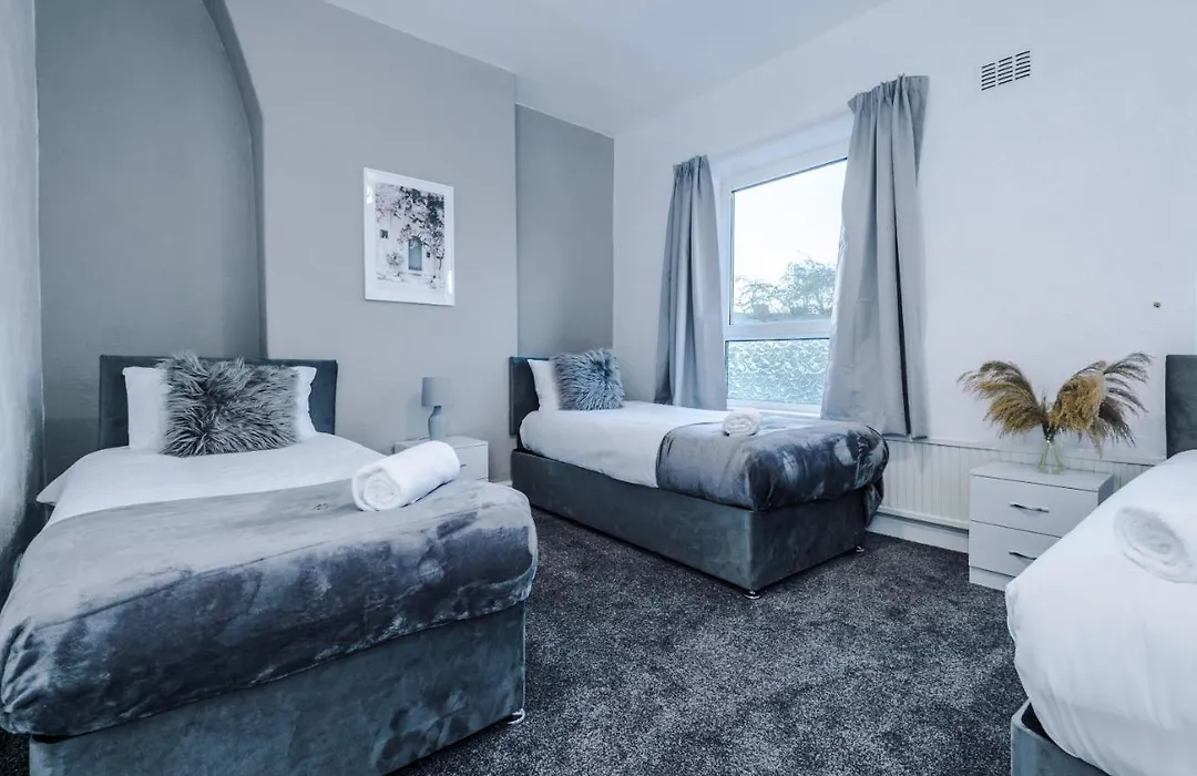 Spacious 4 Bed With Parking * Манчестер