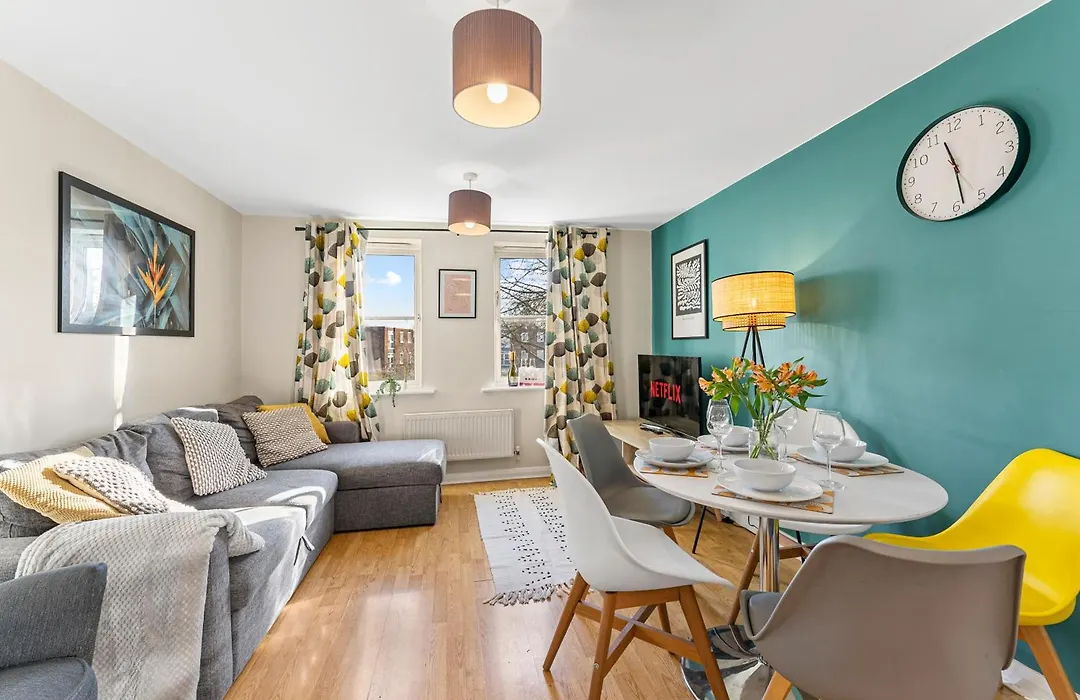 Apartment Designer - Great Location! *