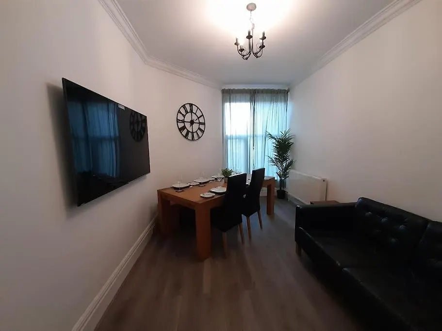 Chic 5 Double Bedroom House - 15 Min To Holiday home Manchester