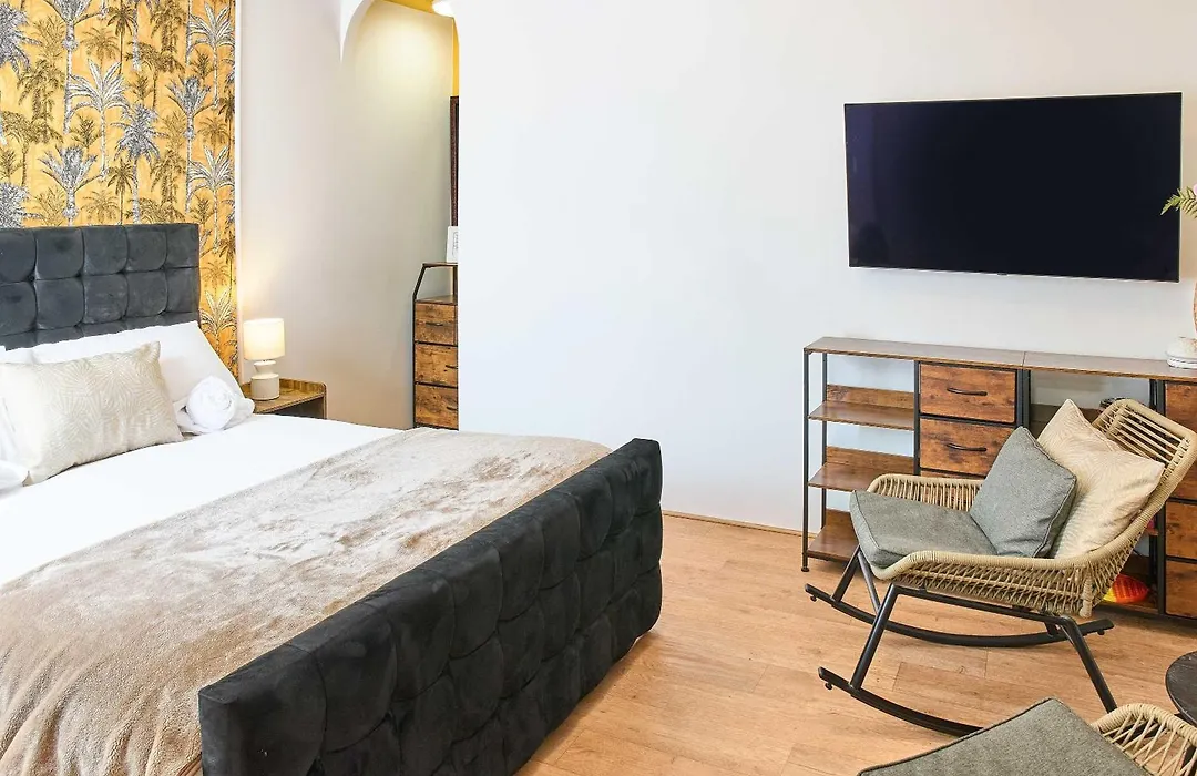 Apartment Host & - Clayton Living