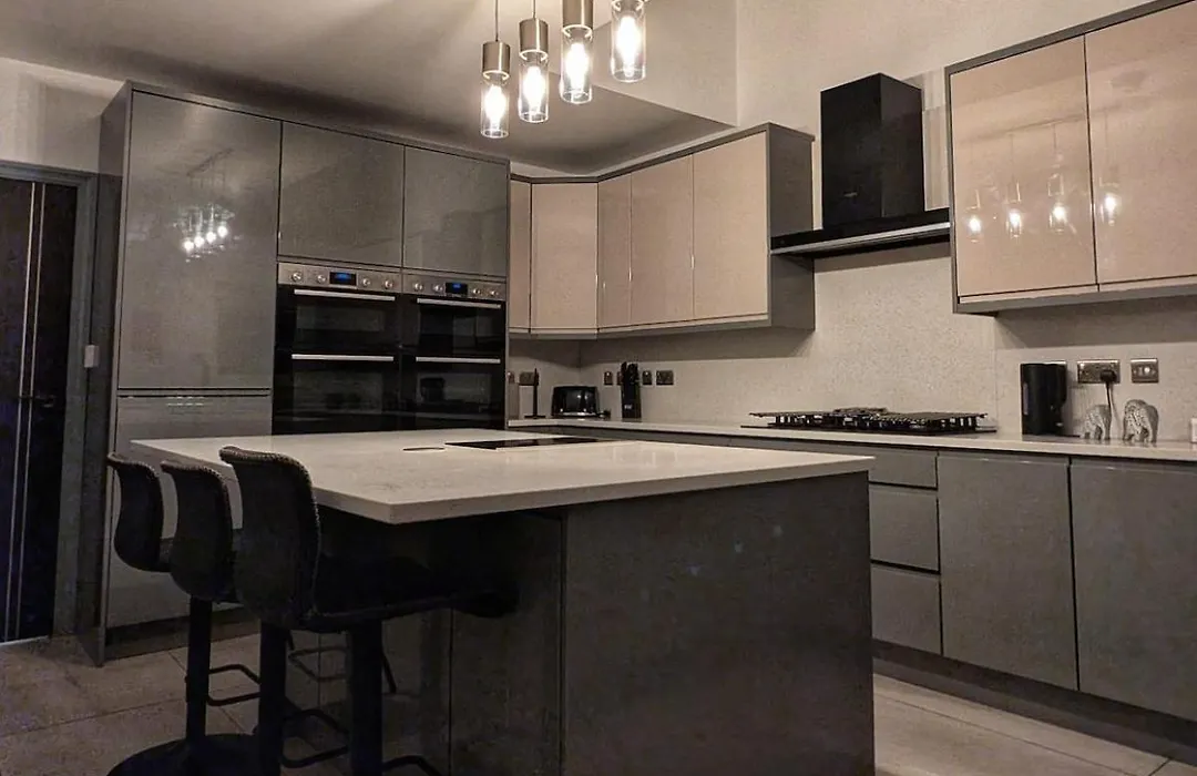 Beautiful 5 Bedroom Sleeps 12 People In Manchester