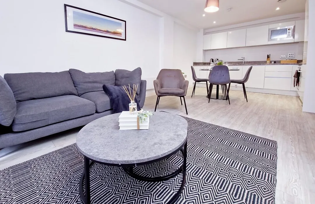 Cosy 2 Bed 2 Bath With Balcony In Salford